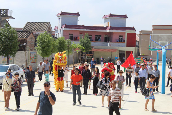 Cérémonie de bienvenue pour Ngan Siu-Mui au village de Naling
