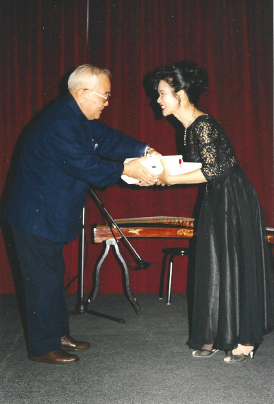 1998 [Month of Chinese Calligraphy], The Union Head Quarter representative sending souvenirs to SCCT